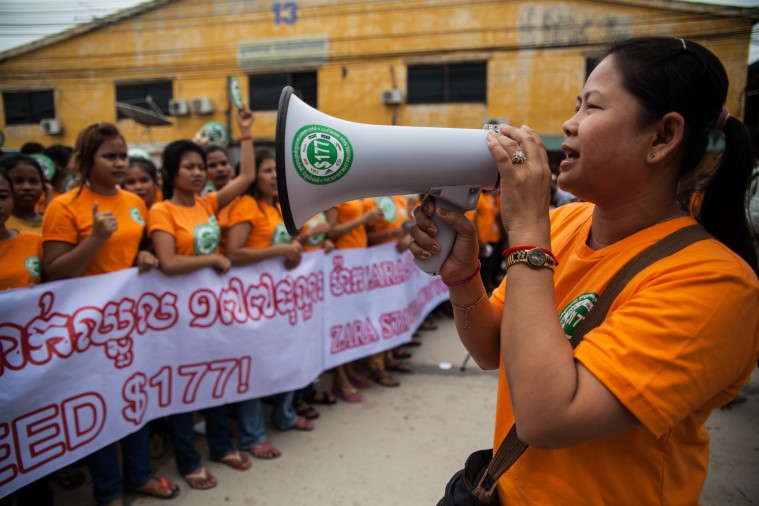 Kledingarbeiders protesteren tegen het lage loon in Cambodja - © H. Stilwell