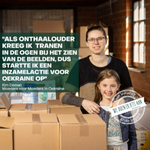 Een vrouw en een jong meisje staan in een kamer vol kartonnen dozen. De vrouw draagt een bril en heeft haar haar vastgebonden, terwijl het meisje naar de camera lacht. Links op de afbeelding staat een citaat in het Nederlands over het organiseren van een inzameling voor moeders in Oekraïne.