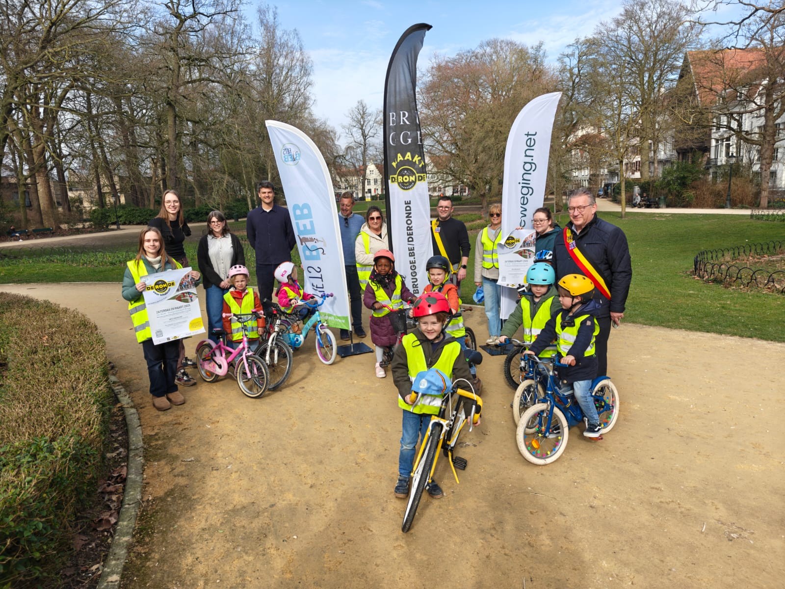 Kinderen maken zich op voor de Ronde van Vlaanderen voor Kinderen