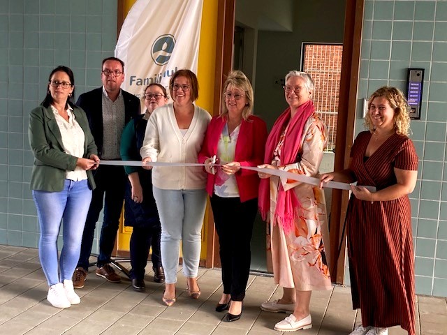 Officiële opening dagopvang NOAH in 't Veltershof in Veldegem. Op de foto v.l.n.r.: Melissa Ingelbrecht (coördinator dagopvang NOAH Veldegem), Bert Boeve (voorzitter Patriwesol), Gaëlle Beeusaert (provinciaal directeur beweging.net West-Vlaanderen en bestuurder Patriwesol), Ellen Goes (schepen Welzijn Zedelgem), Annick Vermeulen (burgemeester Zedelgem), Bieke Uyttenhove (regiodirecteur Familiehulp Brugge), Jolien Lonneville (Familiehulp)