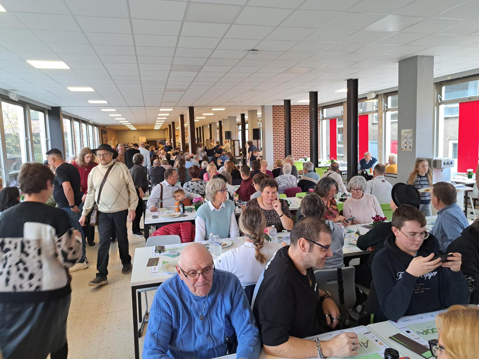 Zorgdragers en zorgvragers samen aan tafel in Brugge op 'Al 'tHOOPe'.