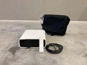 Beamer met afstandsbediening, HDMI-kabel en draagtas