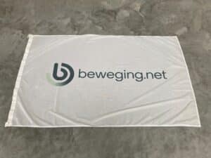 foto van witte mastvlag met groen logo van beweging.net
