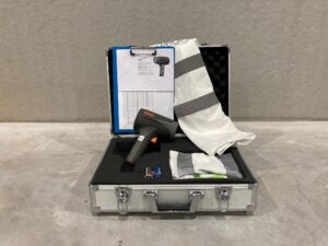 foto van koffer met daarin speedgun, formulieren, fluohesje ...