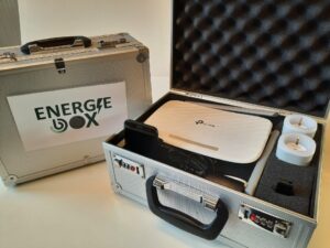 Foto van energiebox met daarin twee energiemeters en toebehoren