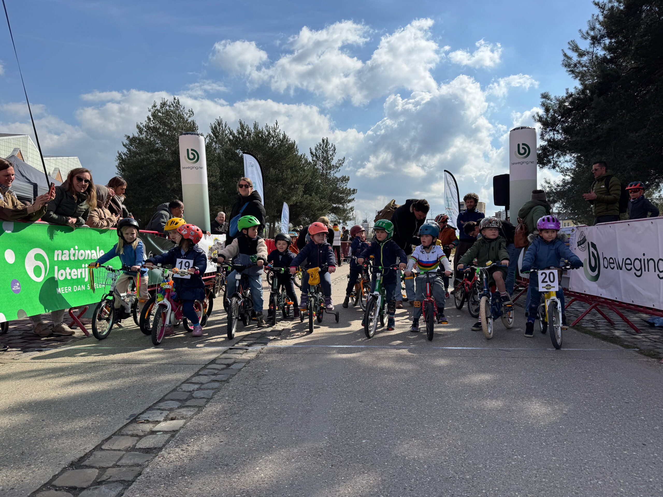 Jonge Flandriens beleven hun eigen Ronde van Vlaanderen in Antwerpen