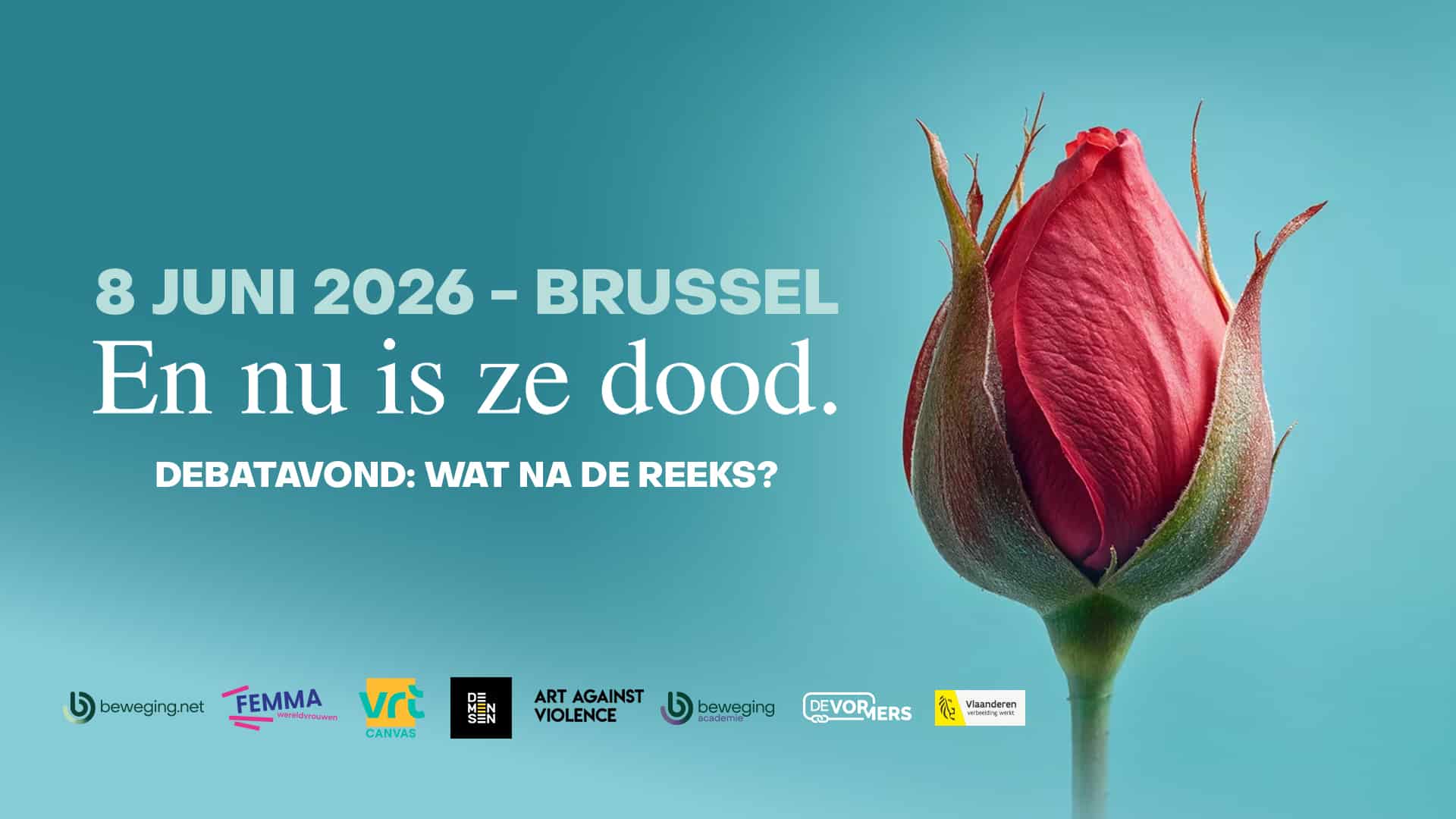 Campagnebeeld van de VRT Canvas reeks En nu is ze dood. Een gesloten roos op een lichtblauwe achtergrond. De reeks draait rond femicide en partnermoord.