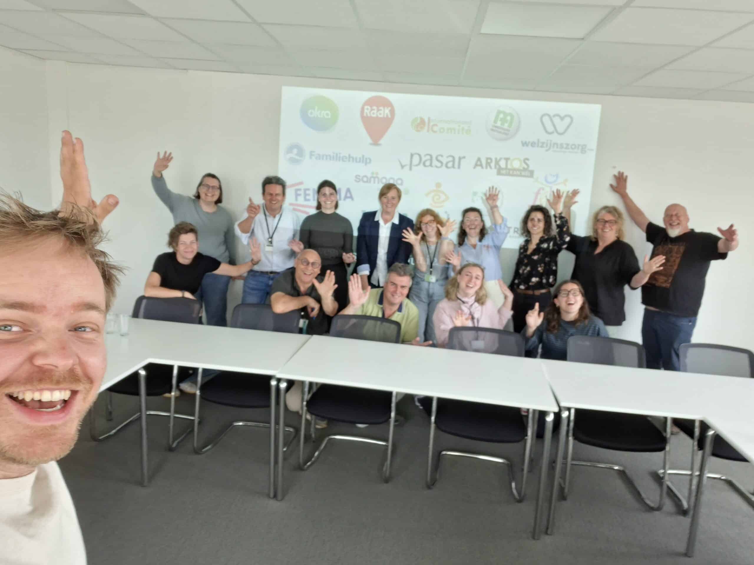 Allerlei Oost-Vlaamse collega's van partnerorganisaties poseren in groep.
