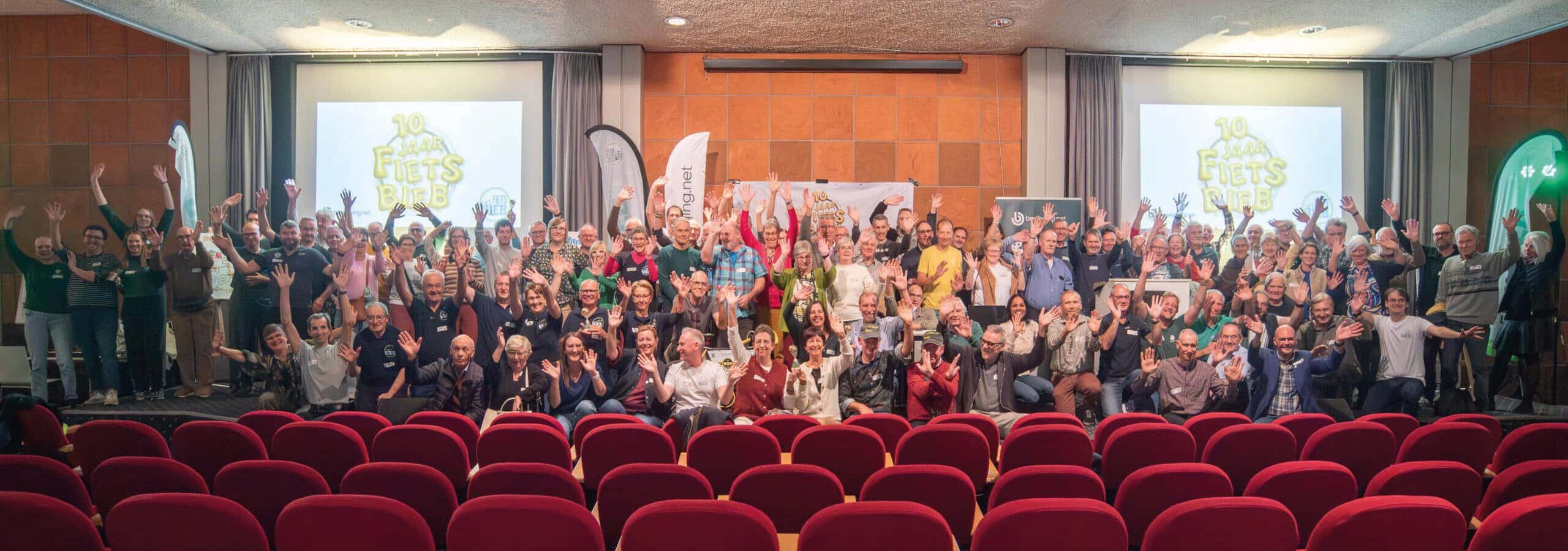 Alle aanwezige vrijwilligers verenigd op het podium tijdens de viering 10 jaar Fietsbieb.