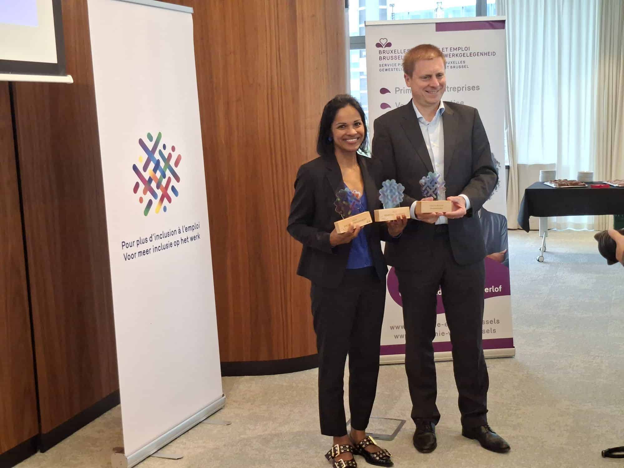 Julie Hendrickx Devos en minister laurent hublet op de uitreiking diversiteitslabels
