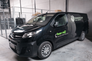 zwarte bestelwagen met bestickering beweging.net West-Vlaanderen