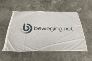 Witte mastvlag met logo beweging.net