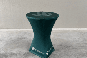 Groene hoes partytafel met logo beweging.net