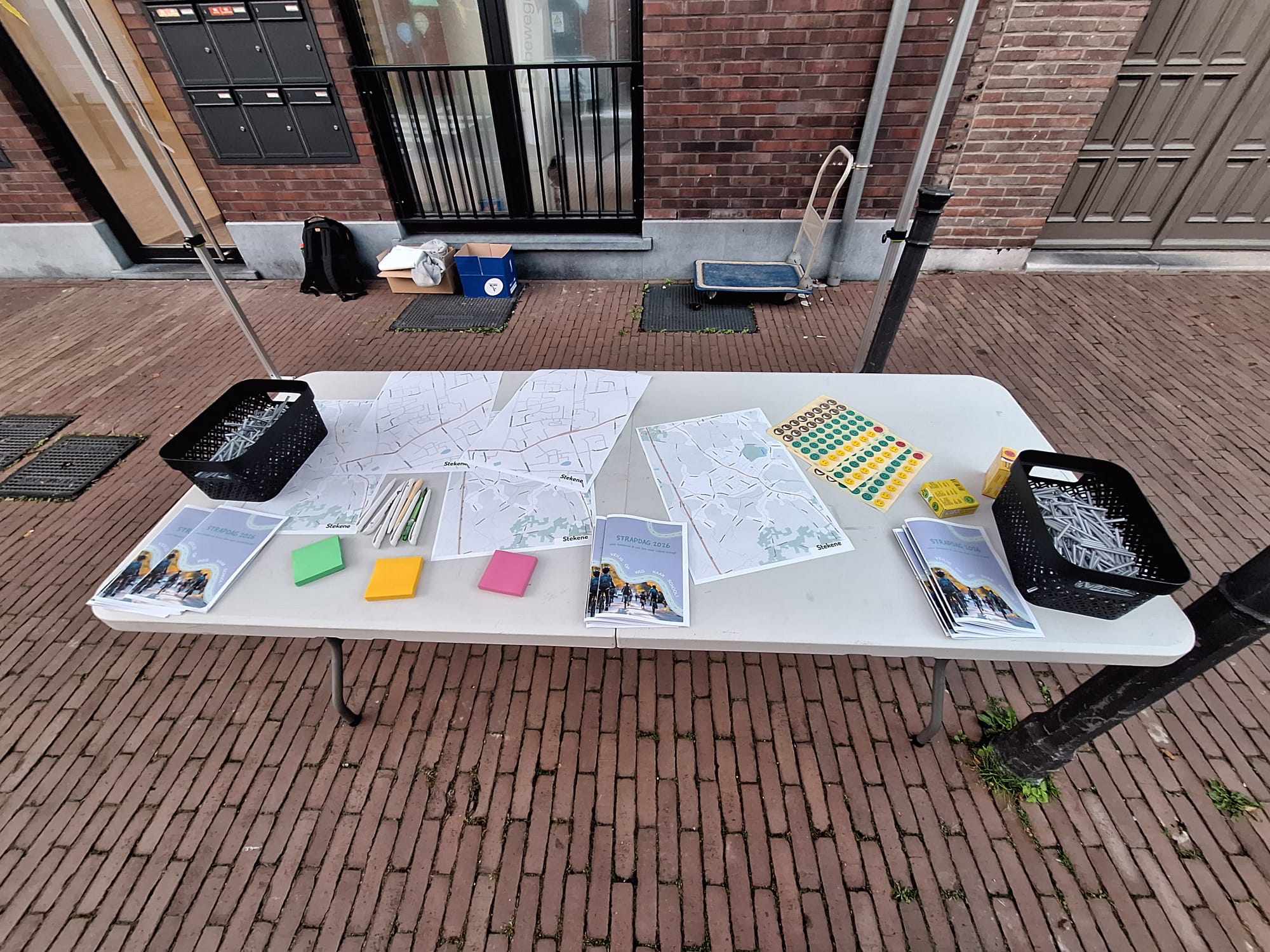 Tafel met stratenplannen, post-its, stickers en stylo's.