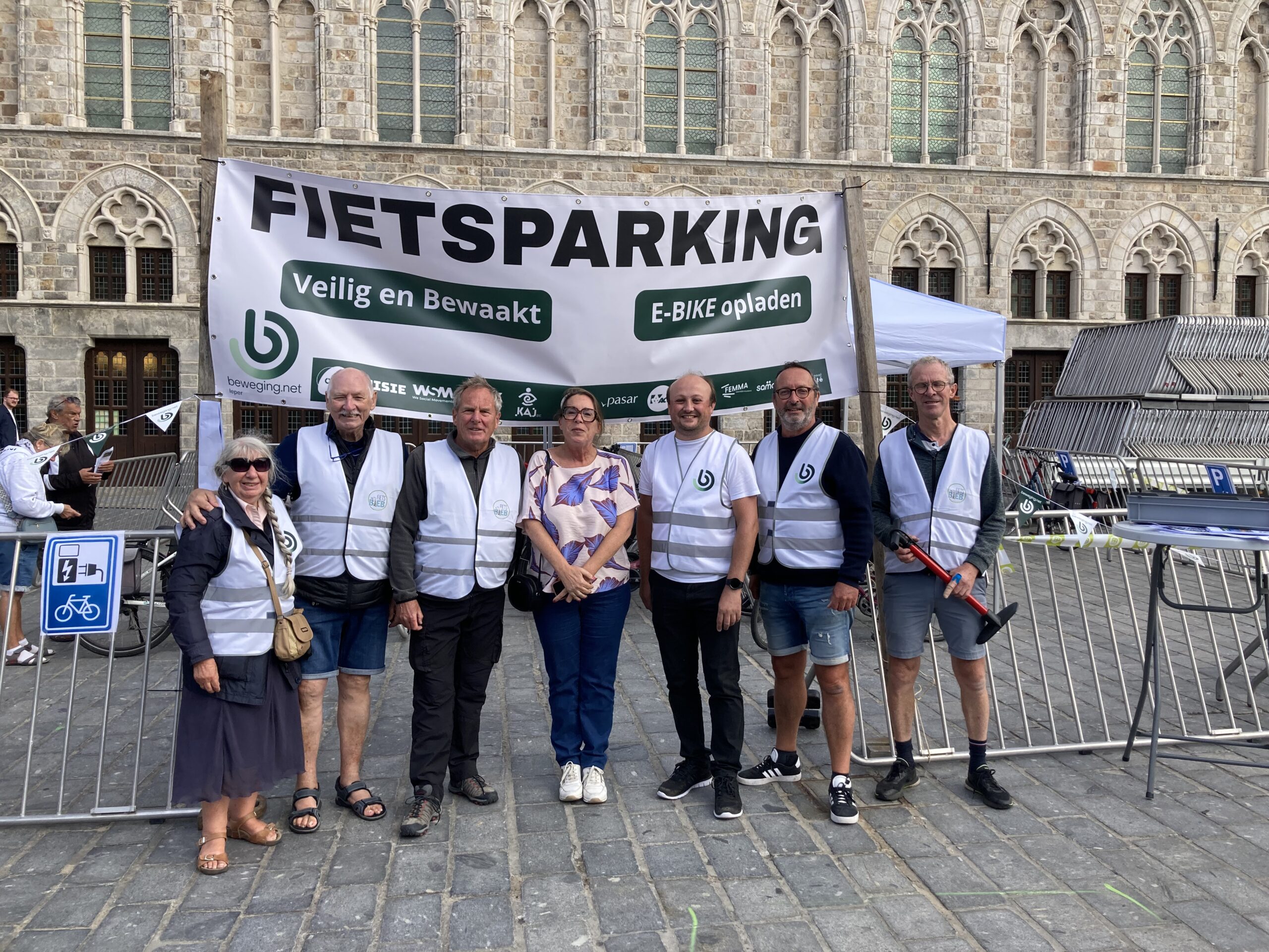 Tijdelijke, bewaakte fietsenstalling met oplaadmogelijkheid voor elektrische fietsen.